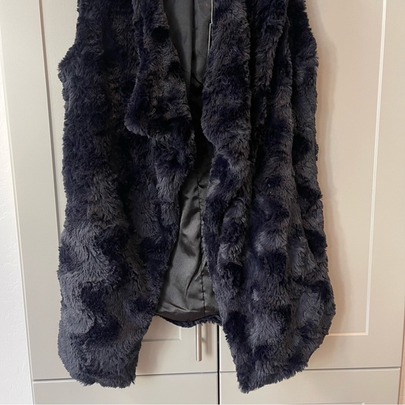Tart Collections XS Navy Faux Fur Ramona Vest NWT Asymetrical Designer Soft - Picture 4 of 8